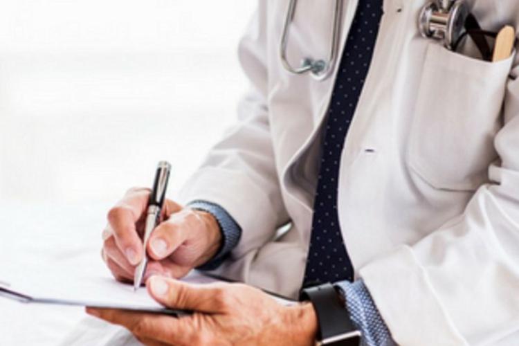 Profesional con gabacha haciendo aputentes